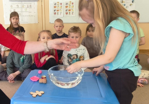 Dziewczynka przeprowadza doświadczenie
