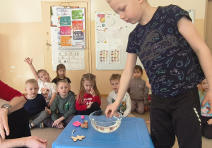 Chłopiec zatapia metalową kulkę