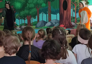 Dwie postaci na scenie