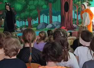 „Przyjaźń to skarb” – teatrzyk w naszym przedszkolu