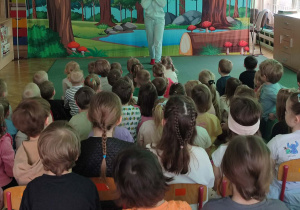 Aktorka na tle "lasu"