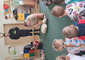 Strażak nachyla się przy fantomie