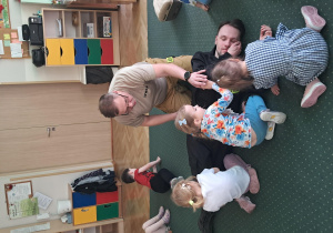 Dzieci uczą się układać poszkodowanego w pozycji bocznej bezpiecznej