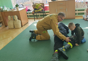 strażak leży w pozycji bocznej bezpiecznej