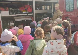 Dzieci patrzą na wyposażenie wozu strażackiego