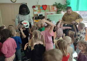 Chłopiec przymierza chełm strażacki