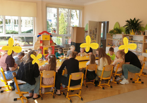 Rodzice z dziećmi malują doniczki