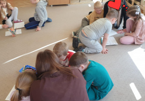 Rodzice z dziećmi w grupach rozwiązują zadania