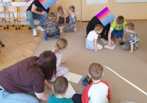 Grupa dzieci z rodzicami wykonuje zadania