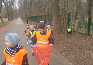Chłopiec trzyma worek na śmieci