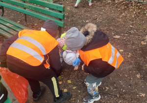 Dzieci zbierają śmieci w parku