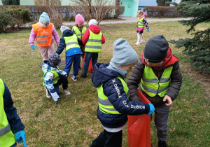 Dzieci trzymają worek