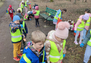 Dzieci ubrane w odblaskowe kamizelki