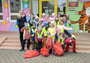 Dzieci pozują do zjdęcia przed przedszkolem