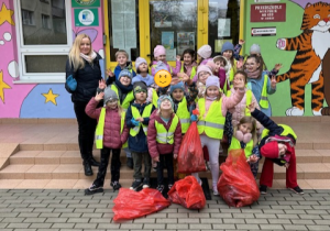 Grupa Tygrysków ze swoją Panią Kasią wróciła do przedszkola z akcji "Galante sprzątanie"