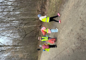 Dzieci biorą udział w akcji "Galante sprzątanie"