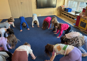 Dzieci biorą udział w porannej gimnastyce