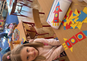 Dziewczynka siedzi przy stoliku