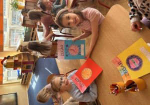 Dziewczynki prezentują swoje prace