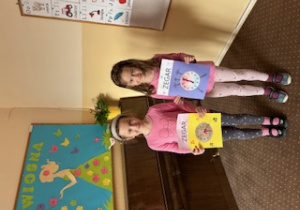 Dziewczynki pozują do zdjęcia