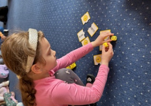 Dziewczynka rzuca kostką