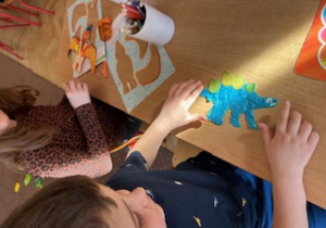 Chłopiec siedzi przy stole