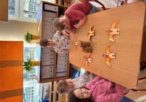 Dzieci prezentują swoje prace