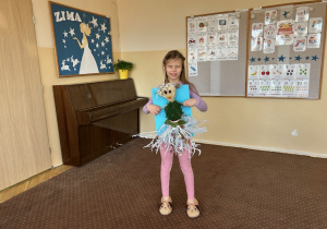 Dziewczynka prezentuje swoją pracę konkursową