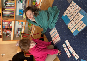 Dziewczynki prezentują ułożone wyrazy