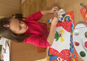 Dziewczynka maluje "Pana Kuleczkę"