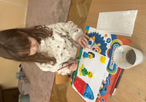 Dziewczynka siedzi przy stoliku