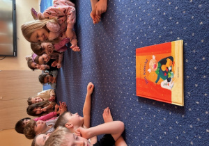 Dzieci pozują do zdjęcia