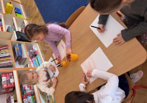 Dzieci wykonują prace konkursowe