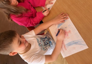 Chłopiec siedzi przy stoliku