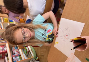 Dziewczynka koloruje