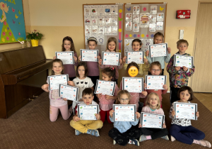 Dzieci z grupy Tygryski otrzymały certyfikaty uczestnictwa za udział w Ogólnopolskim Konkursie Promującym Czytanie "CzytaMY" w ramach projektu "Ratownicy czytelnictwa"