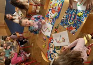 Dziewczynka siedzi przy stoliku