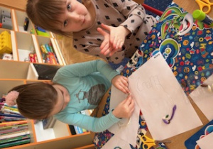 Dziewczynki wykonują prace plastyczne