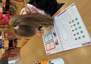 Dziewczynka wykonuje zadanie matematyczne