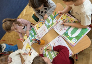 Dzieci siedzą przy stoliku