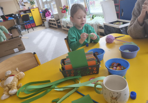 Dziewczynka łączy paski papieru