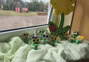 Wystawa żabek wykonanych z z papieru kolorowego