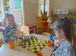 Bawimy się grając w szachy