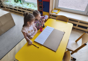 Dziewczynki przygotowują się do malowania styropianu