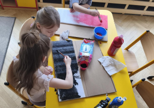 Dzieci malują prostokąty styropianu farbami różnego koloru