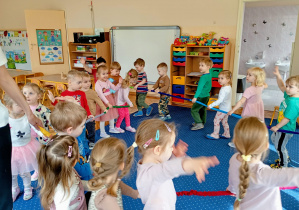 Dzieci tańczą w kole