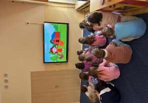 Dzieci oglądają film edukacyjny