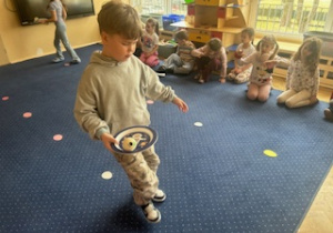 Chłopiec pokonuje slalom