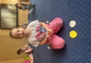 Dziewczynka liczy jajka wg ustalonego kodu