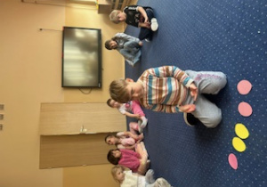 Chłopiec liczy jajka